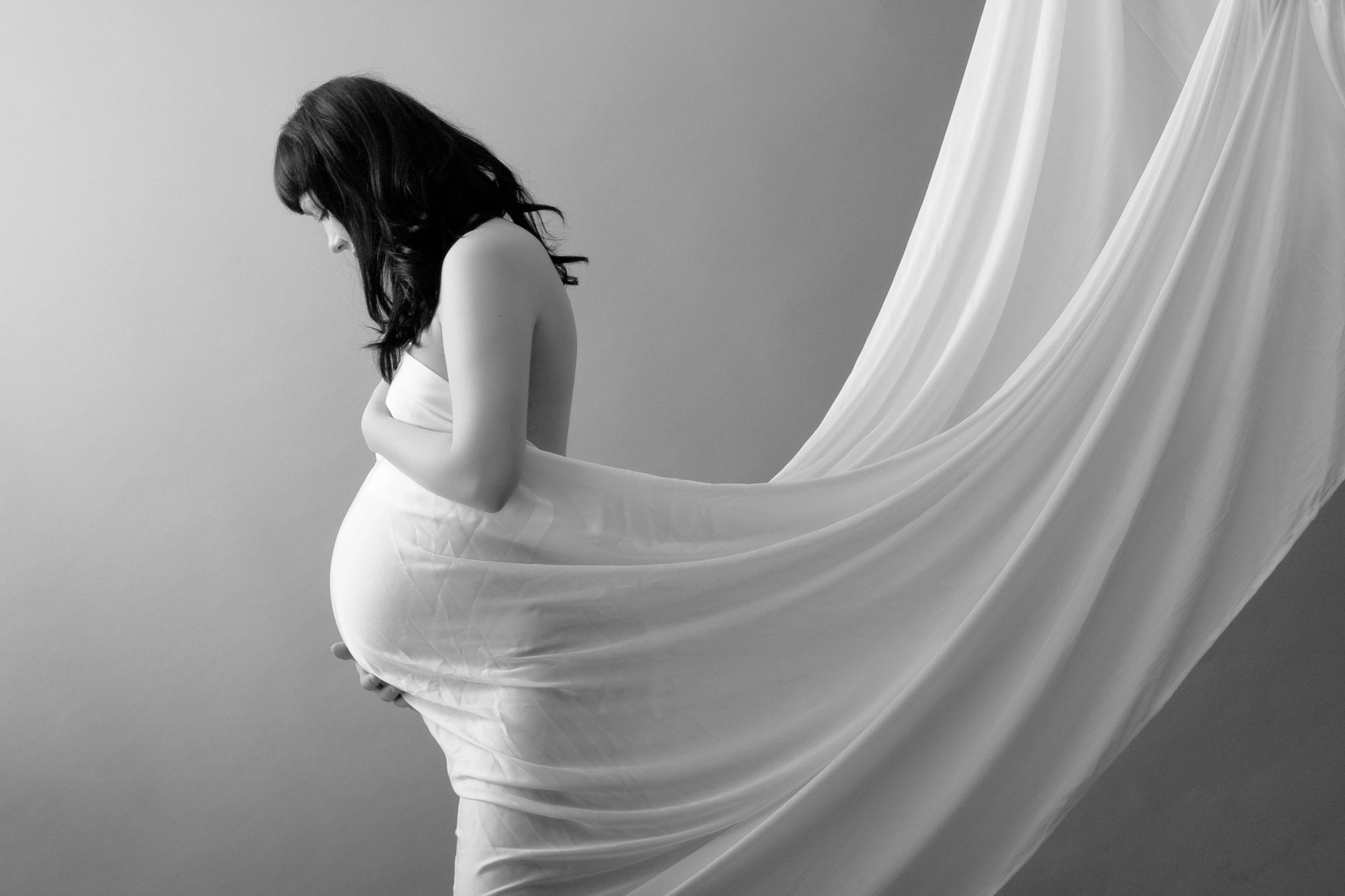 Фотосессия беременной в белом